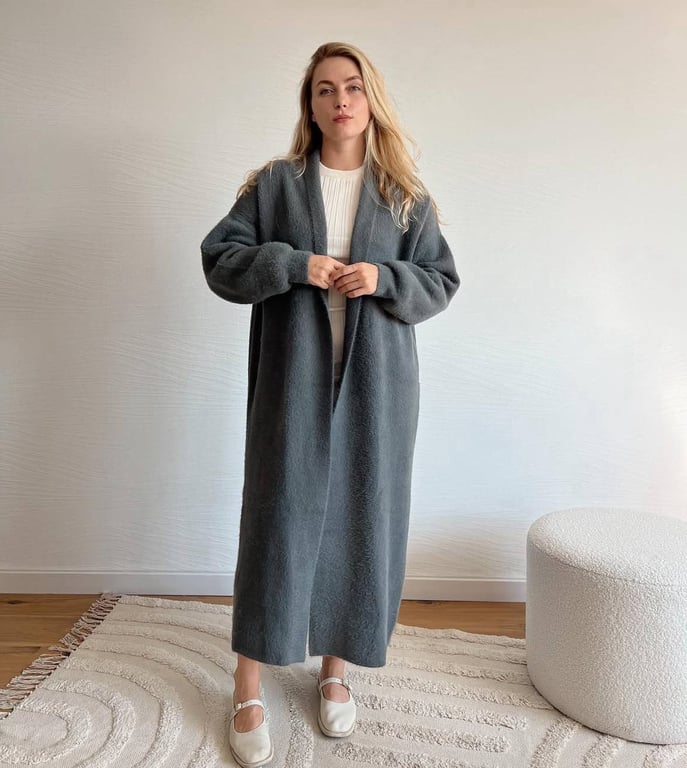 Сірий кардиган можна носити з будь-чим