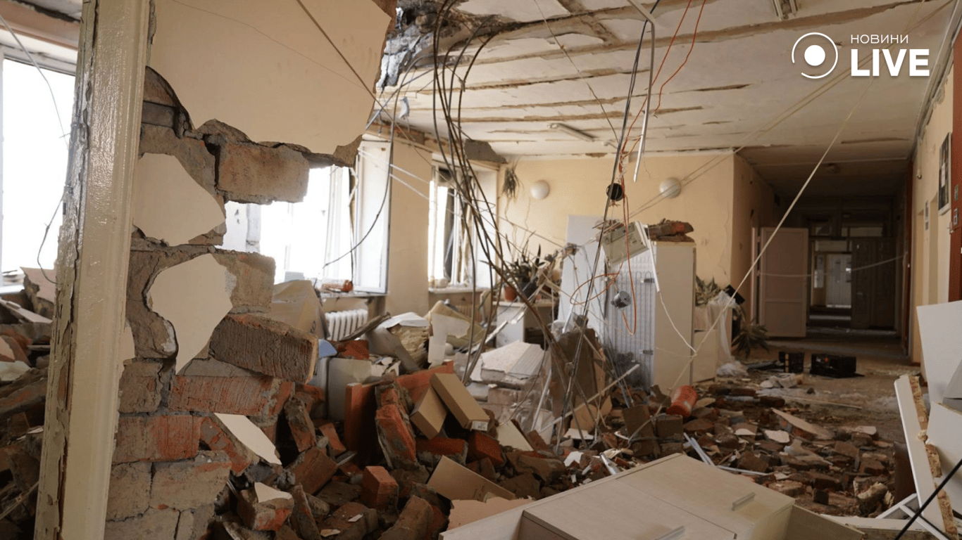 Зруйновані стіни пологового після атаки на Одесі