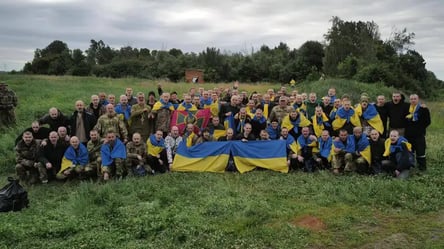 Зеленський показав відео, як Україна повертала воїнів додому - 285x160