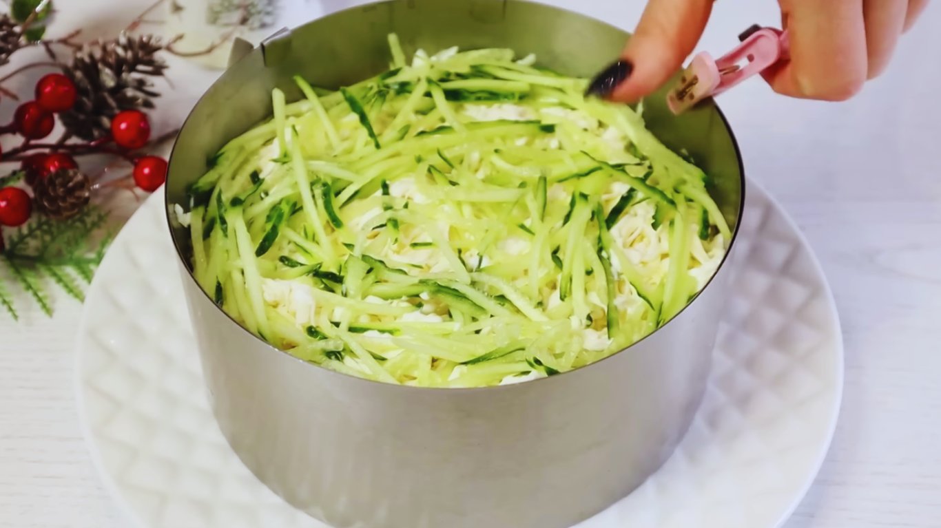 рецепт салату з куркою, ананасами та печерицями