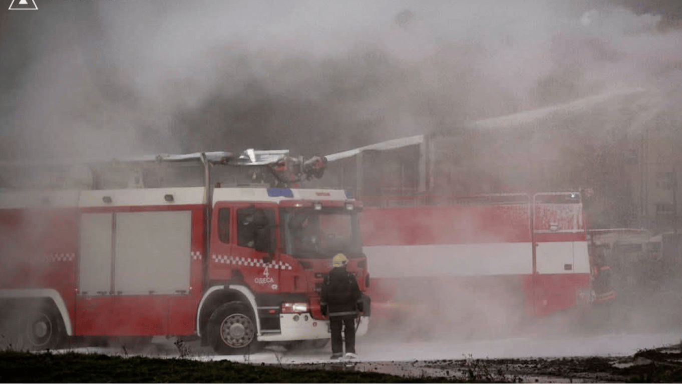 Атака РФ на Одещину: пожежу гасили кілька днів