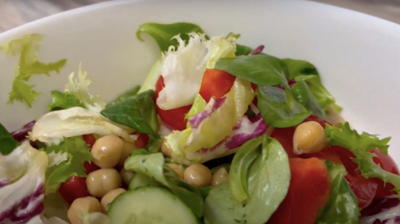 овощной салат на осень с нутом