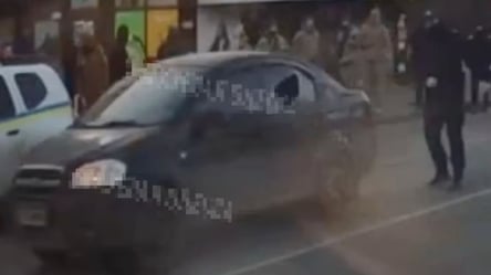 Дружинник розбив вікно автівки в Одесі — екснардеп назвав особу - 290x166