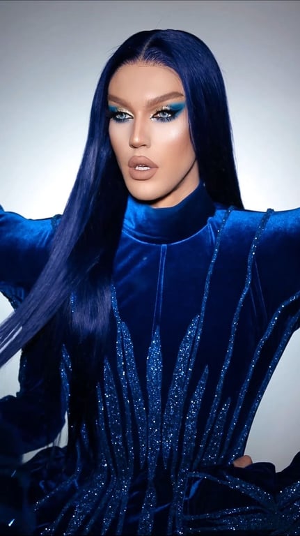 Батько Єгора Андрюшина допомагав йому клеїти груди. Фото: instagram/egor_mua