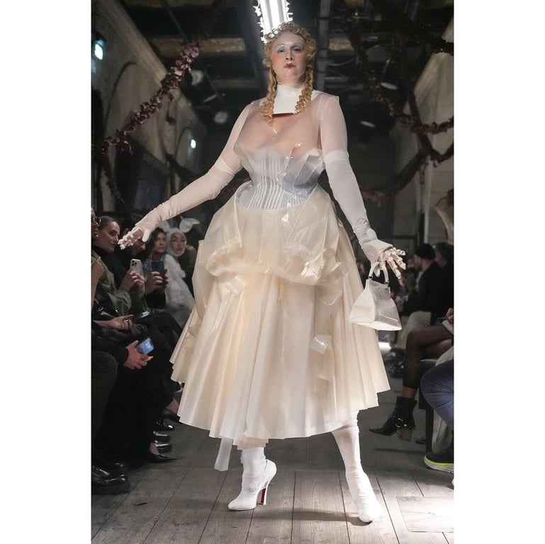 Гвендолін Крісті на показі Maison Margiela Haute Couture SS24. Фото: instagram.com/defunctfashion/
