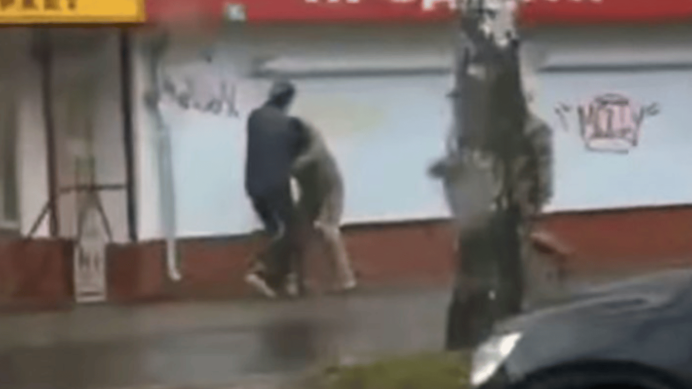 В Житомире мужчина набросился с кулаками на работника ТЦК и СП