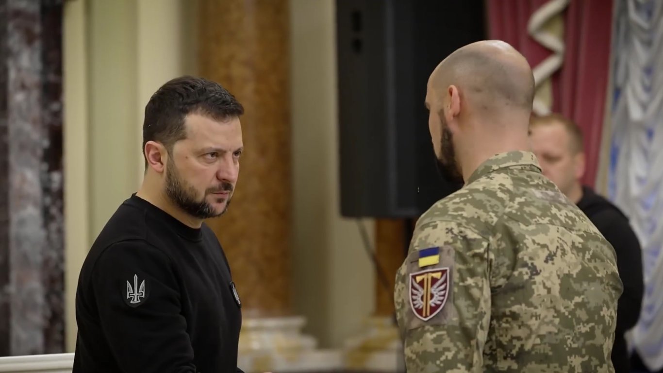 Зеленский вручил сертификаты на квартиры украинским военным