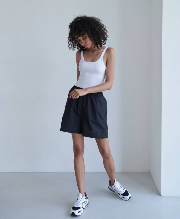 Біла майка завжди доречна і пасує до всього