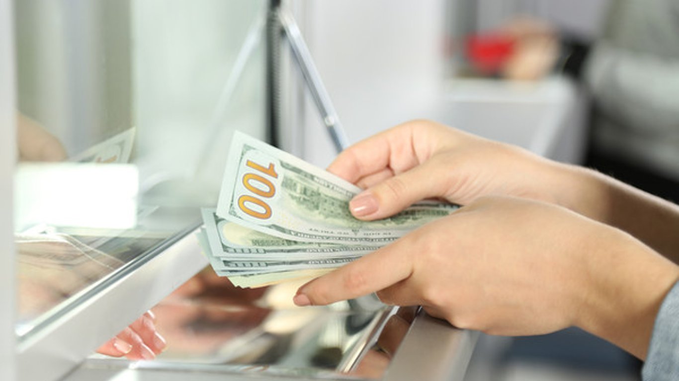 В Україні масово продають фальшиві долари — як перевірити купюри