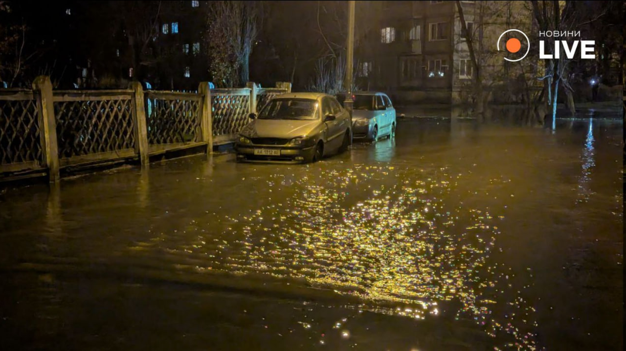 Прорвало трубу у Києві