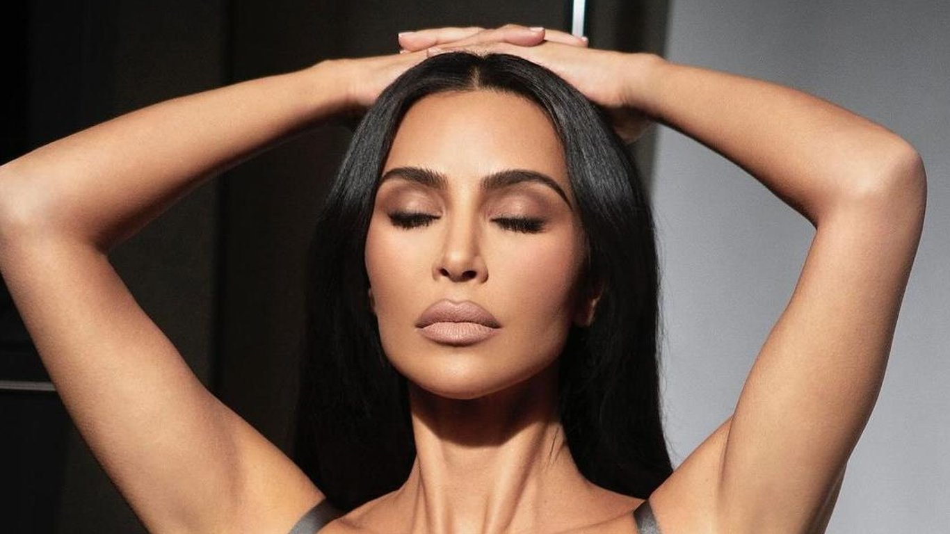 Ким Кардашьян снялась в откровенной рекламе косметики