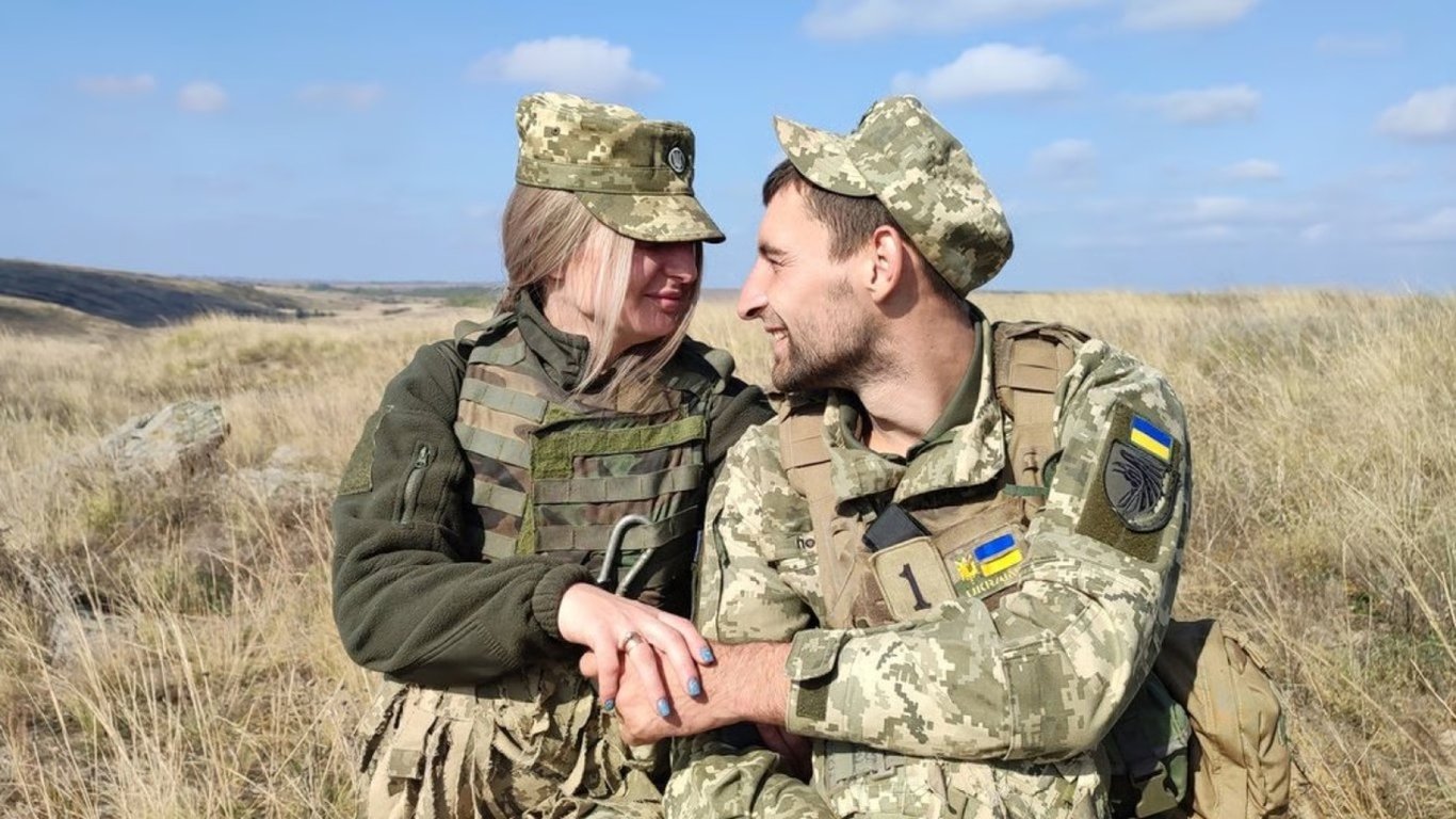 И парни, и девушки в возрасте 18+: комбат предлагает служить всей молодежи