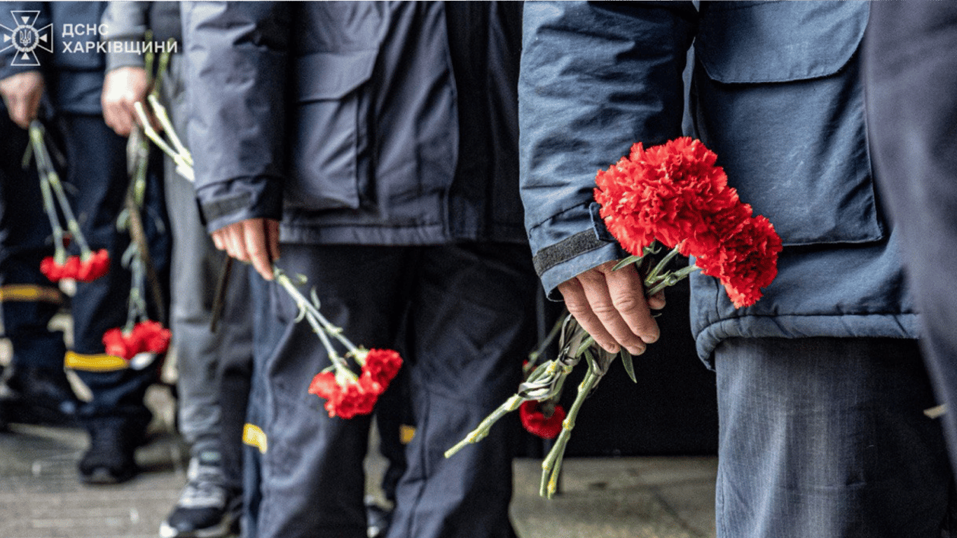 В Харькове простились со спасателями, которые погибли от удара шахедом