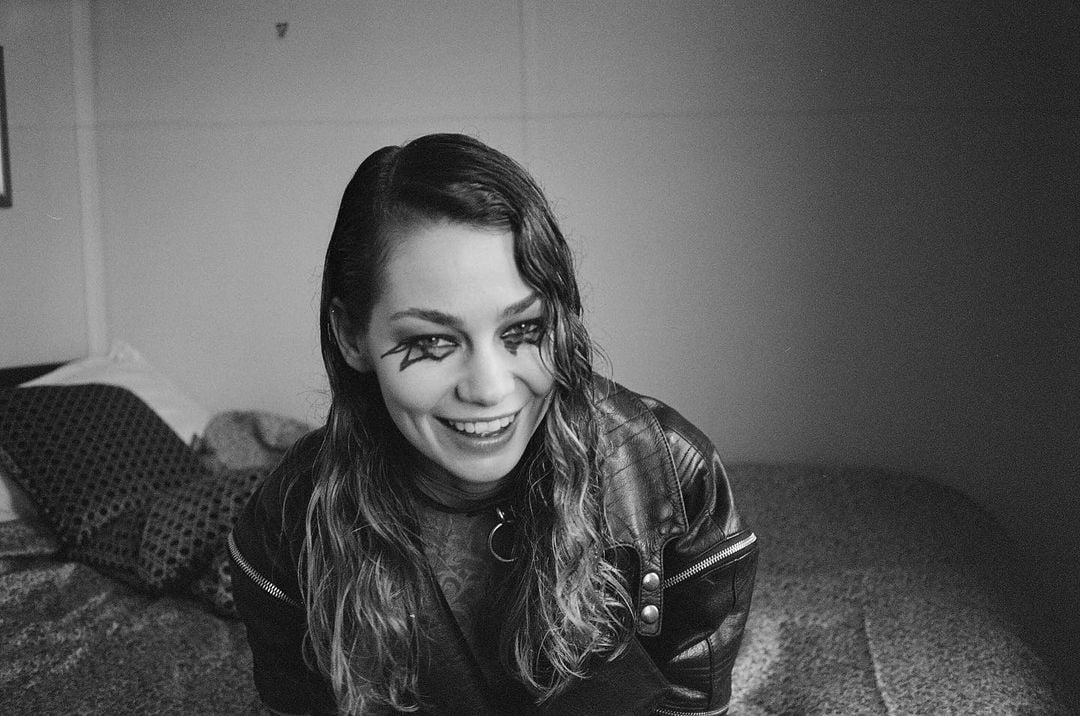 Більше не соромно: супермодель Кара Делевінь розповіла, як наречена зробила її щасливою - фото 1