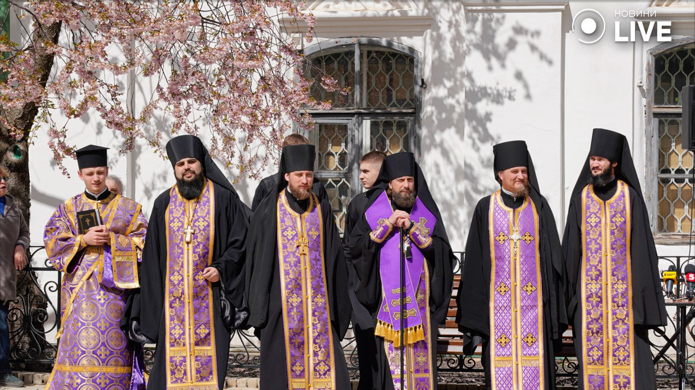 Встановлення хреста над церквою в Києві