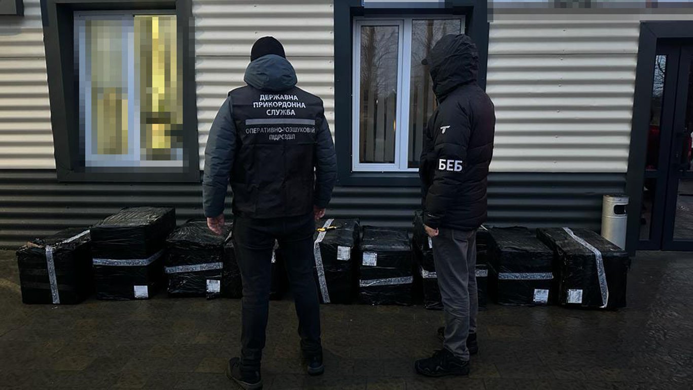 На Волыни пограничники обнаружили микроавтобус с контрабандными сигаретами на полмиллиона гривен