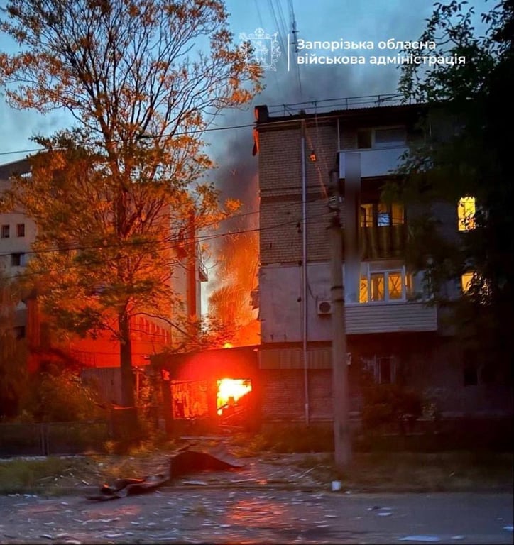 Росіяни атакували Запоріжжя — в місті пожежі - фото 1