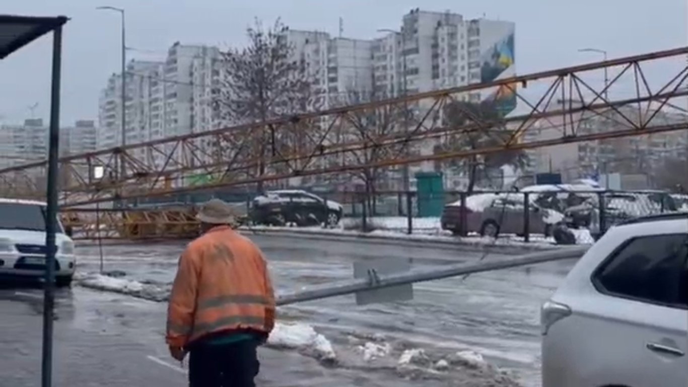 У Києві на трубу впав будівельний кран — на вулицях утворився справжній потоп