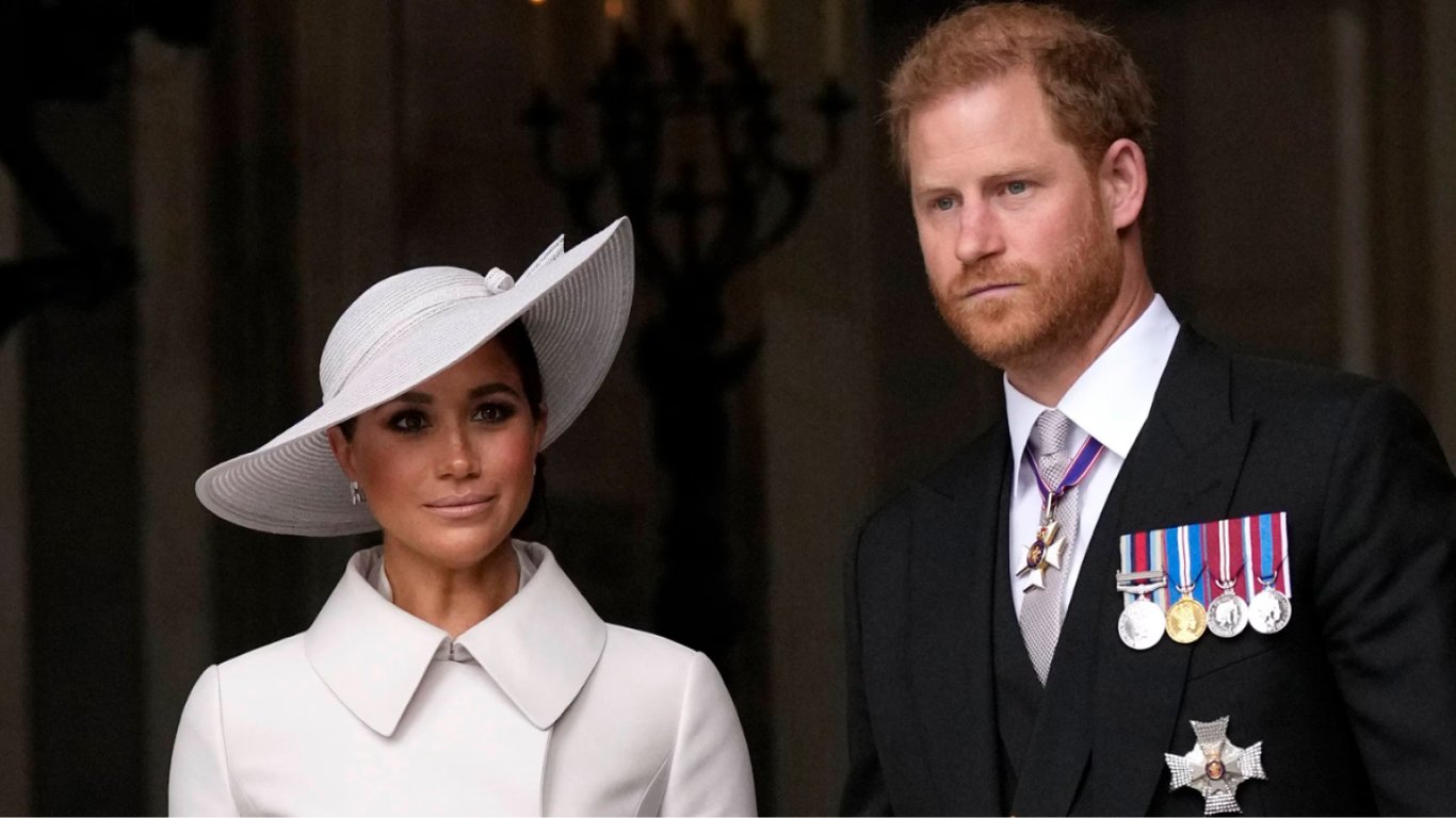 Чарльз III таки хоче бачити Гаррі та Меган Маркл на коронації після скандалу: що скаже на це парочка