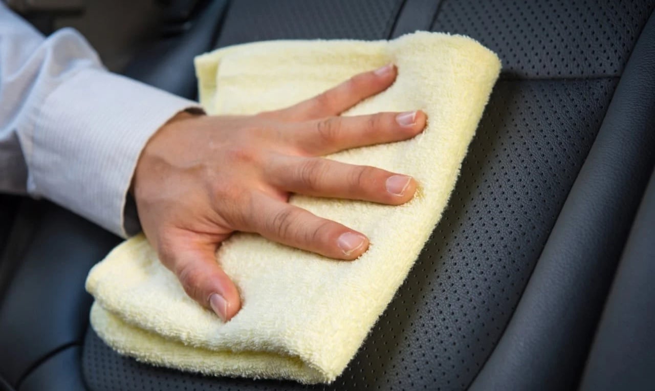 Борьба с пятнами на сиденье.