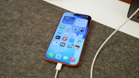 Чому не можна заряджати телефон у ванній кімнаті: головний ризик - 290x160