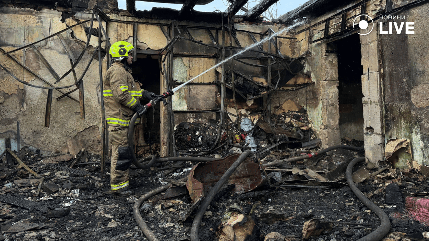 Рятувальник гасить пожежу