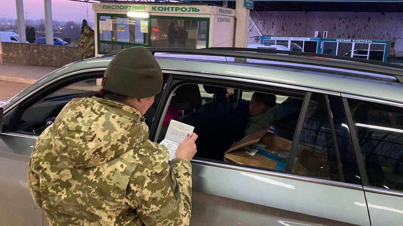 Львовские таможенники задержали мужчину, который хотел провезти гаджетов на 2 млн грн