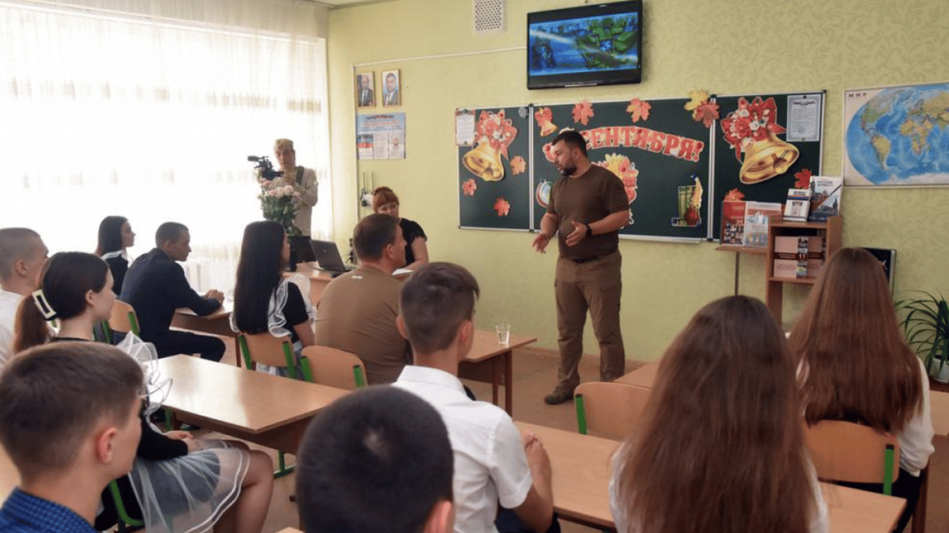 Росіяни вивезуть вчителів з ТОТ для участі у пропагандитському форумі у Москві