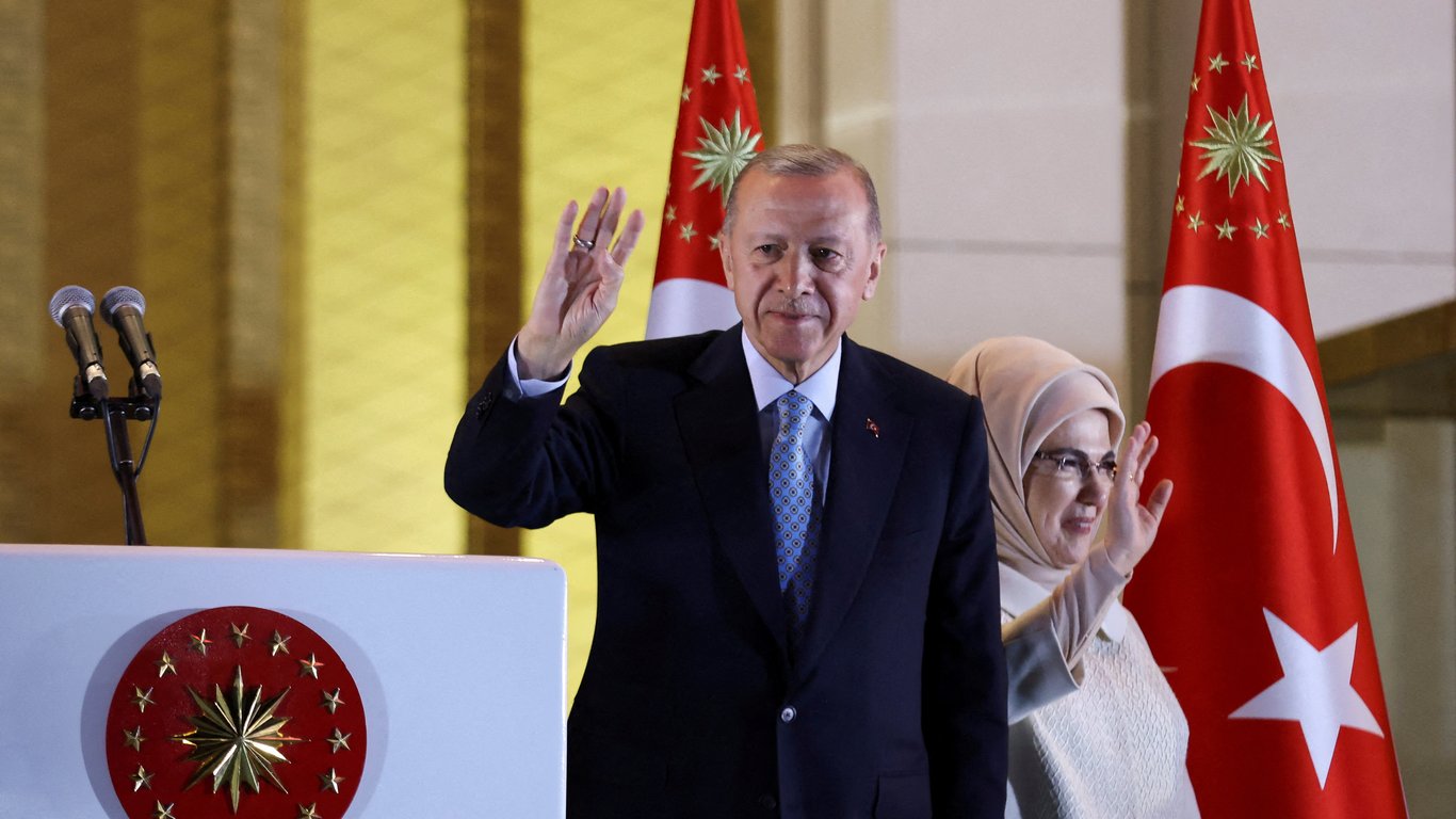 Ердоган святкує: відчайдушна витівка Президента на даху автобуса