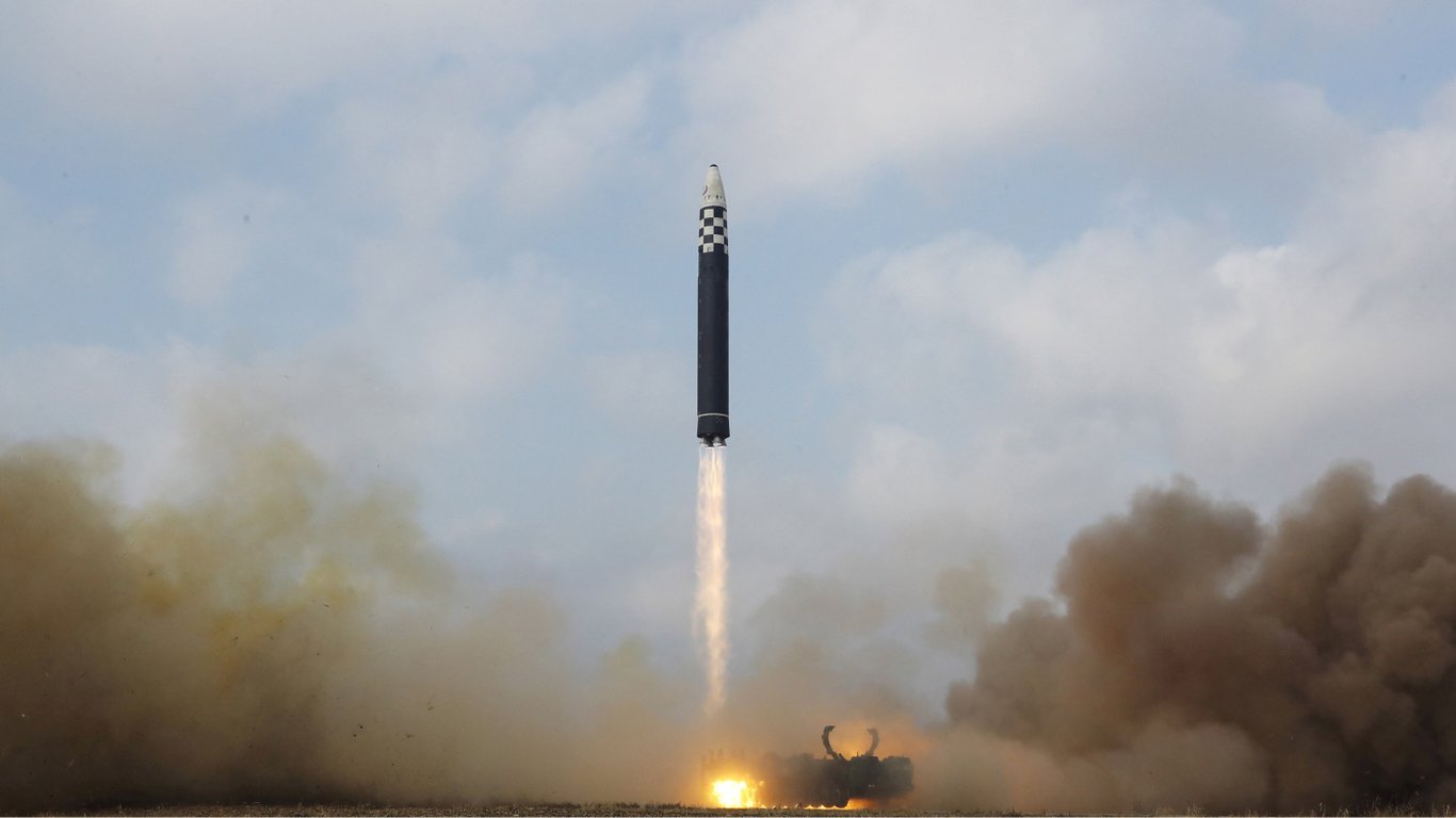 КНДР запустила две баллистические ракеты в направлении Японского моря