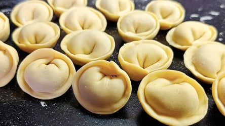 Идеальное тесто на пельмени 3 к 1 — не рвется и не разваливается - 285x160