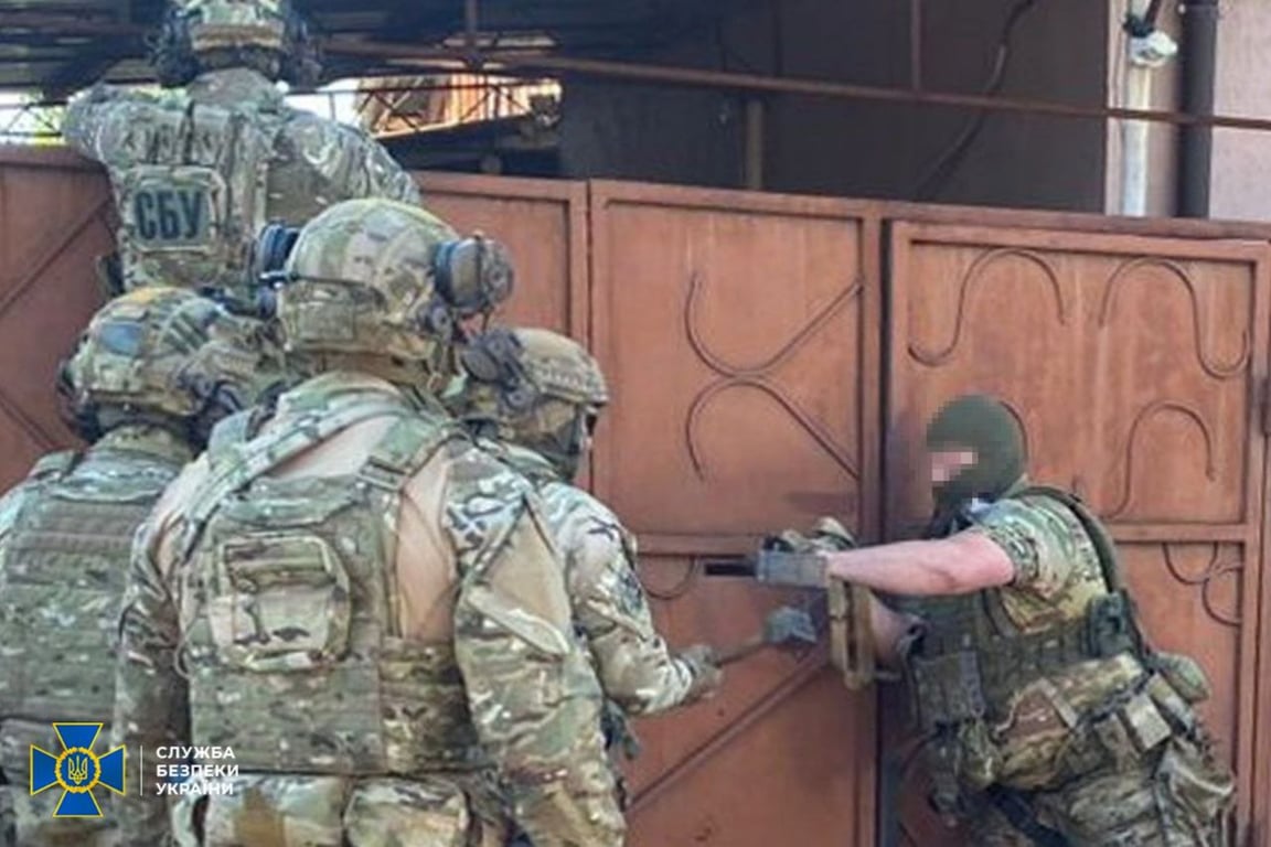 співробітники СБУ проводять затримання