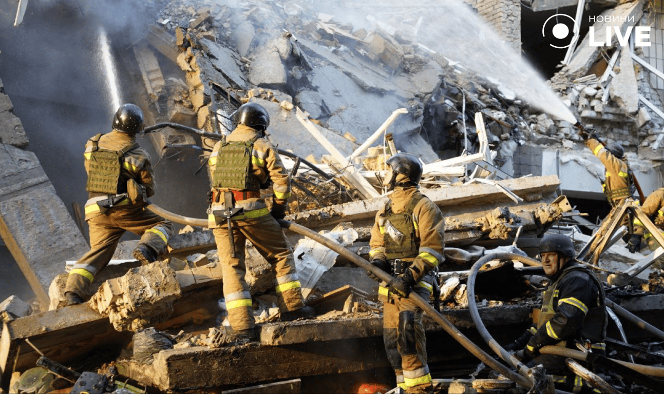 Рятувальники працюють на місці влучання ракети в Києві, розбираючи завали житлового будинку