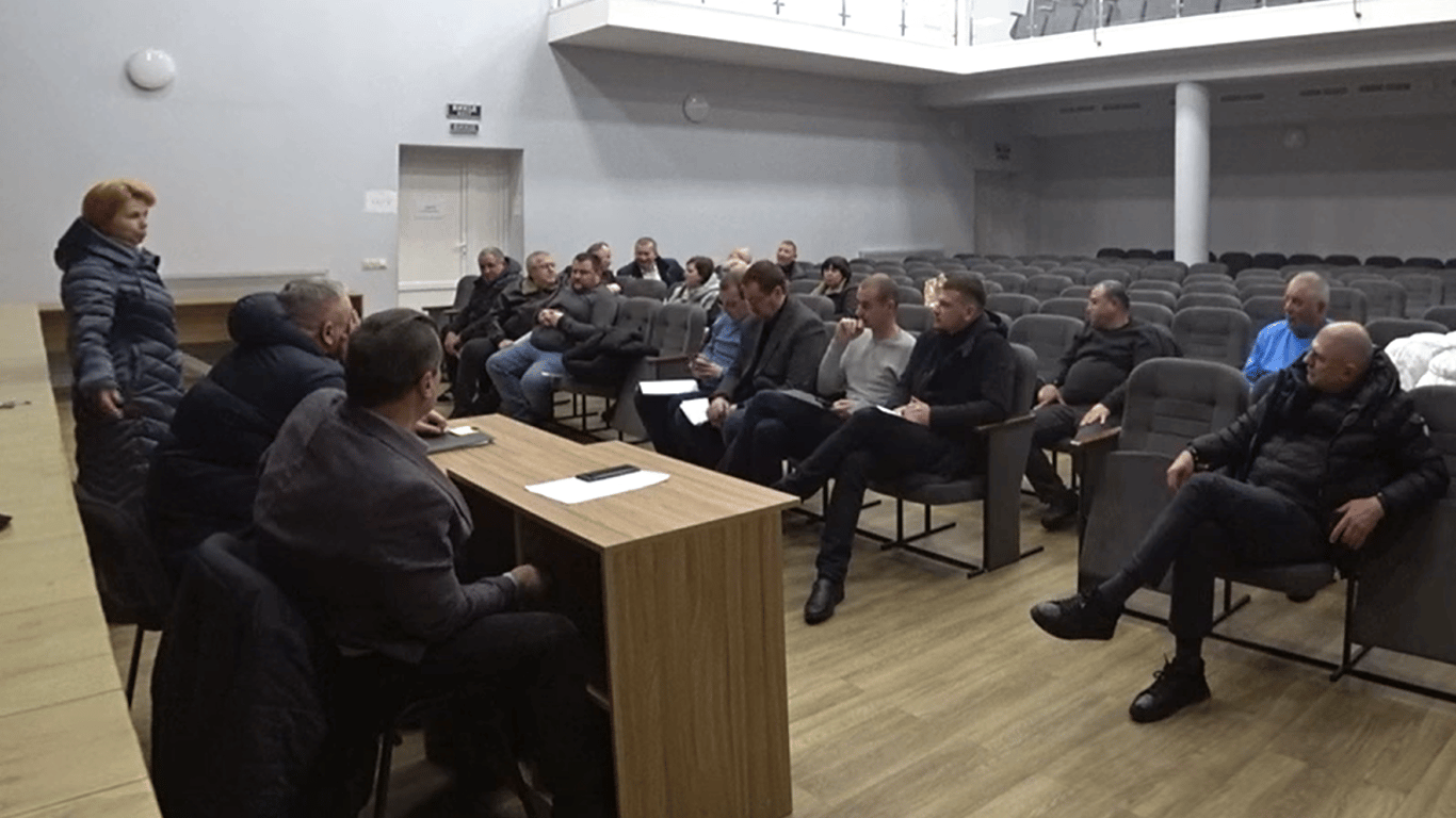 Во Львовской области депутатам сельсовета вручили повестки во время сессии