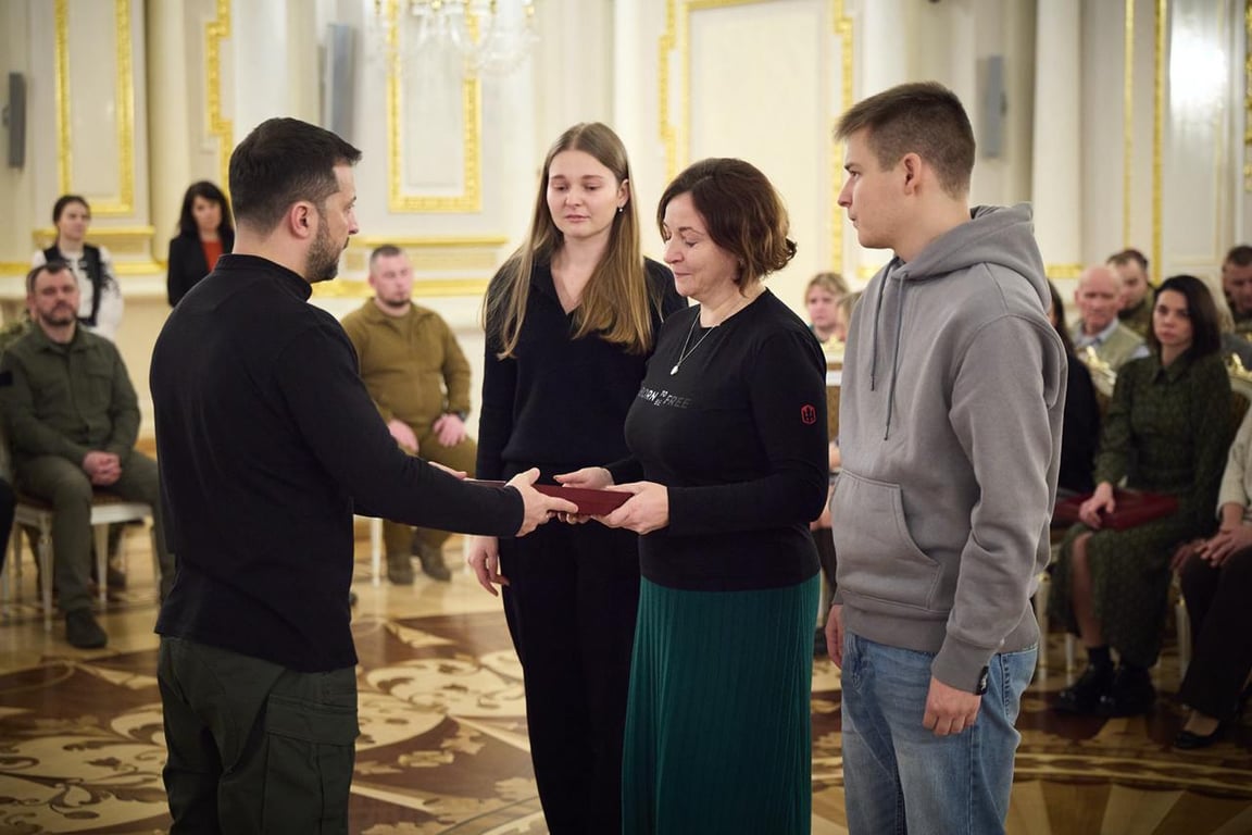 Зеленський вшановує загиблих героїв України та вручає нагороди рідним