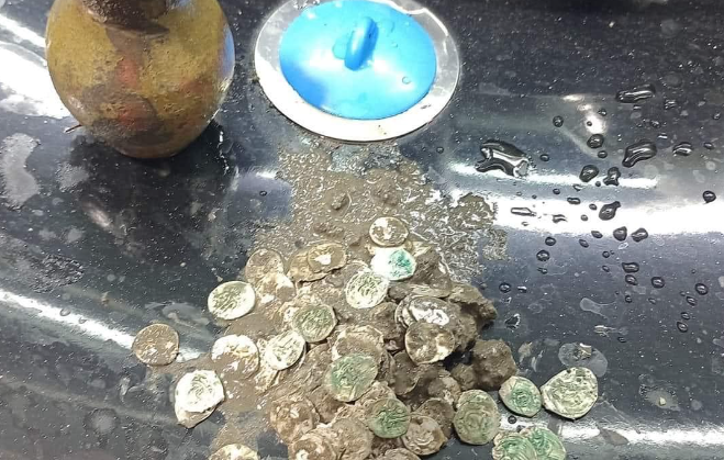 Монети та горшик планують передати до музею