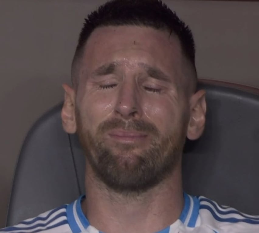 Ліонель Мессі плаче