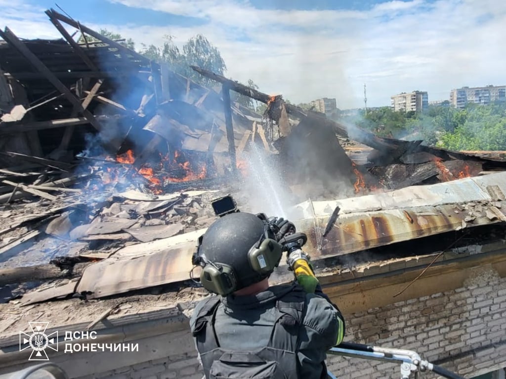 Росіяни скинули три авіабомби на Слов'янськ: серед поранених дитина - фото 3