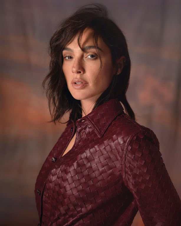 "Диво-жінка" Галь Гадот прикрасила обкладинку модного глянцю - фото 4