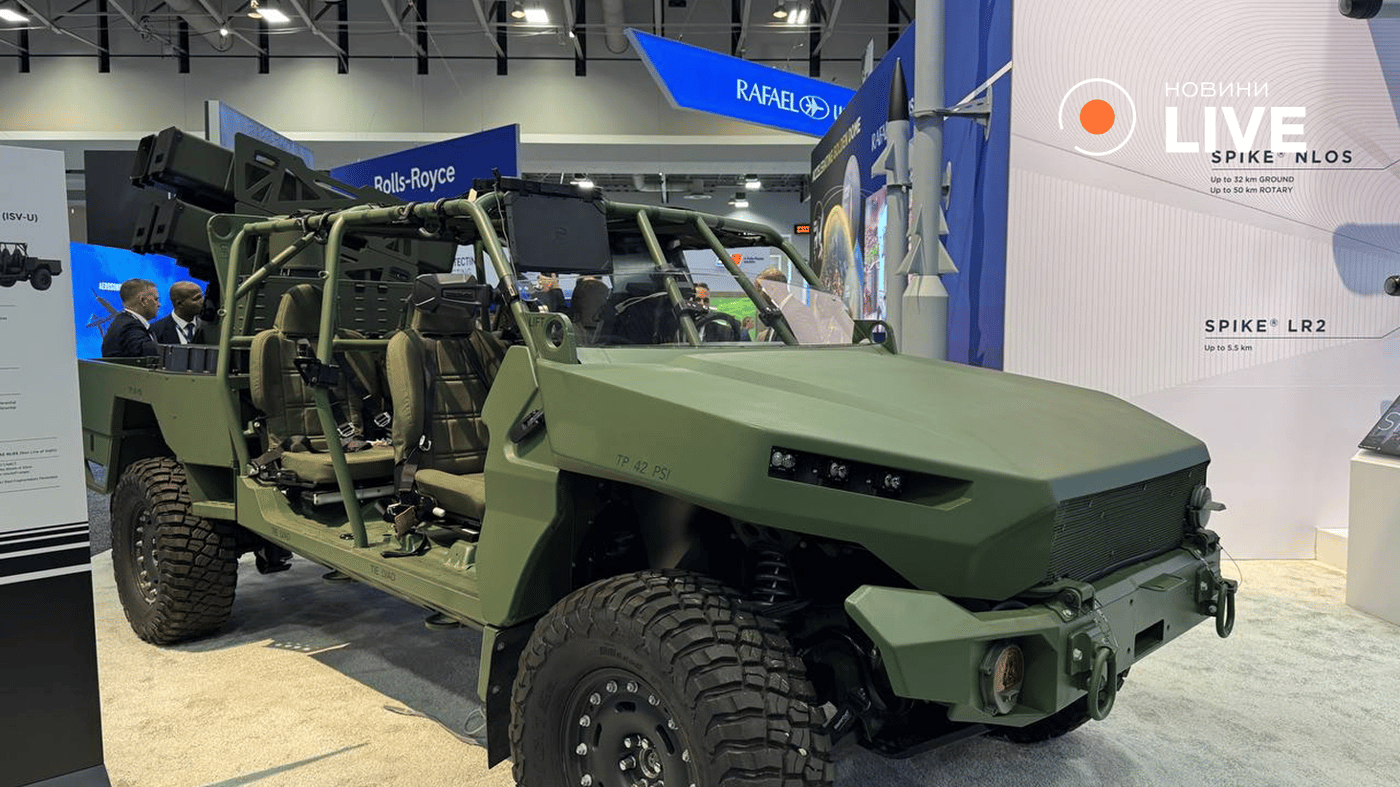 Дрони та бронетехніка на виставці у США