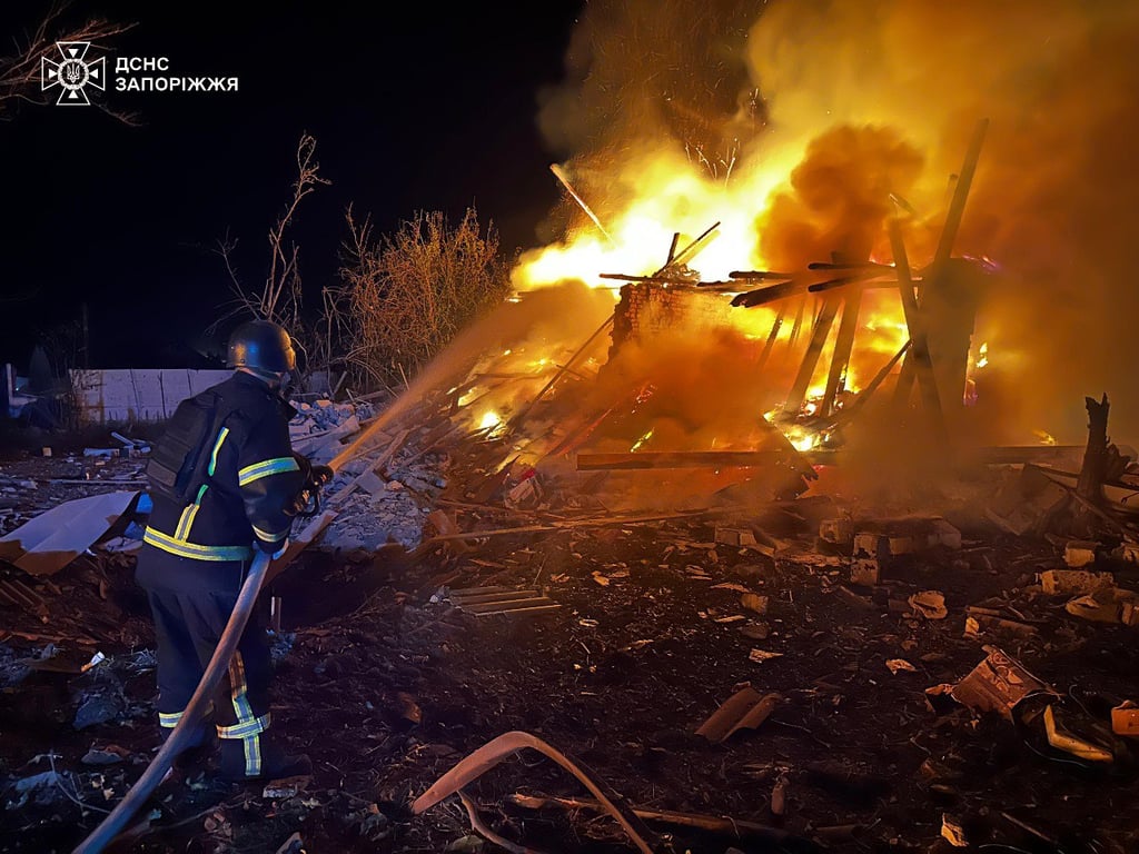 Спасатель тушит пожар