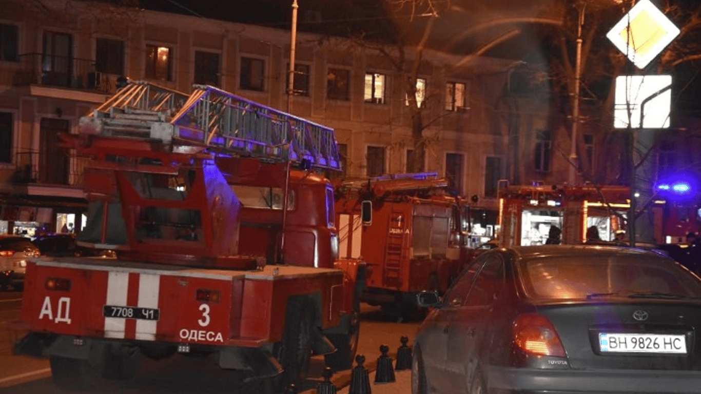 В Одесі після вибухів спалахнула пожежа