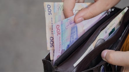 Зарплаты госслужащих в октябре: оклады, премии и новые надбавки - 290x160