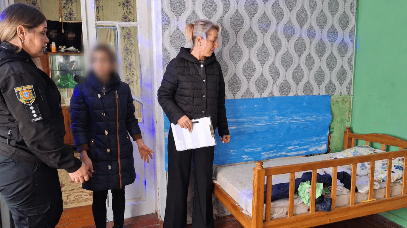 Жили без їжі та належного одягу: на Одещині у матері забрали немовля