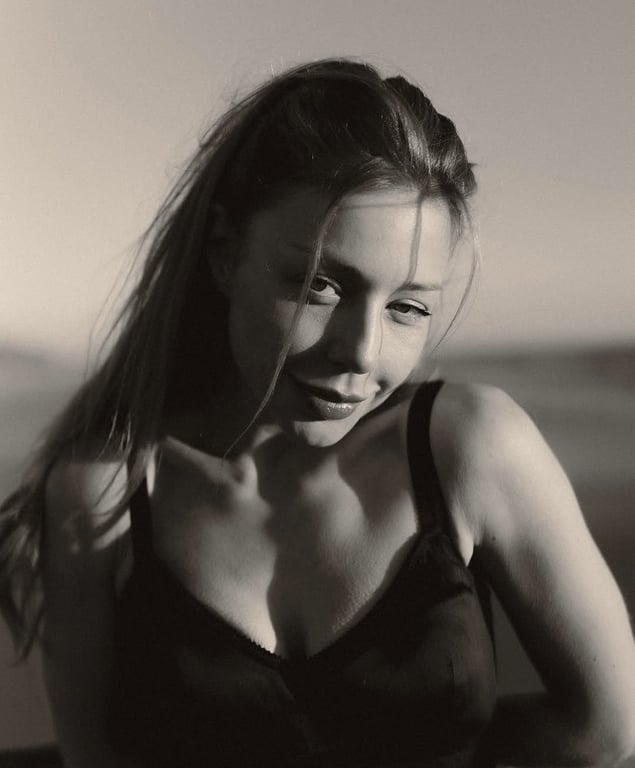 Тина Кароль в коротком платье