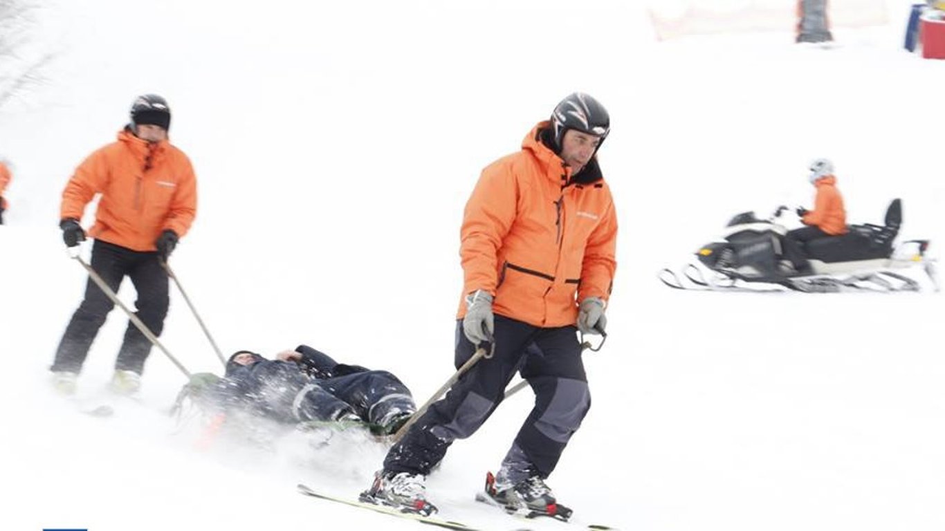 На горе Тростян спасатели помогли двум травмированным лыжникам