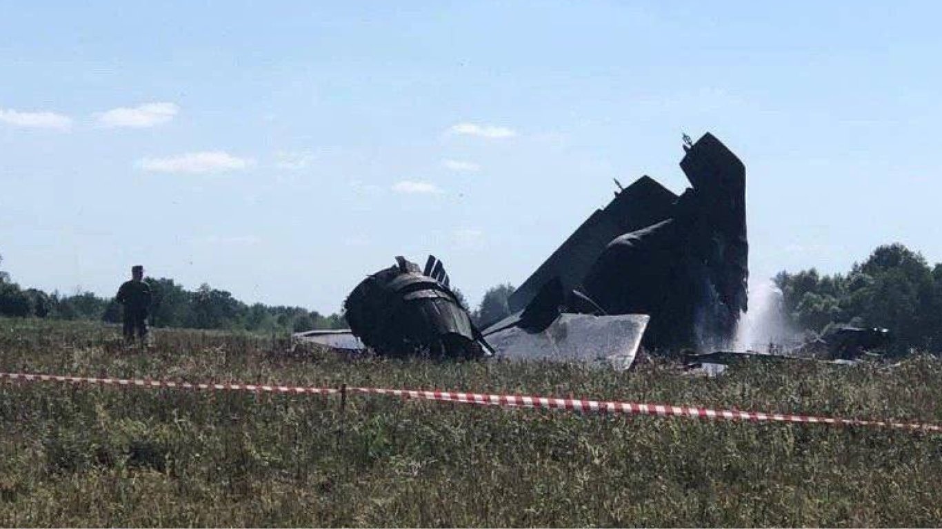 У мережі показали уламки літака, який сьогодні впав у Росії