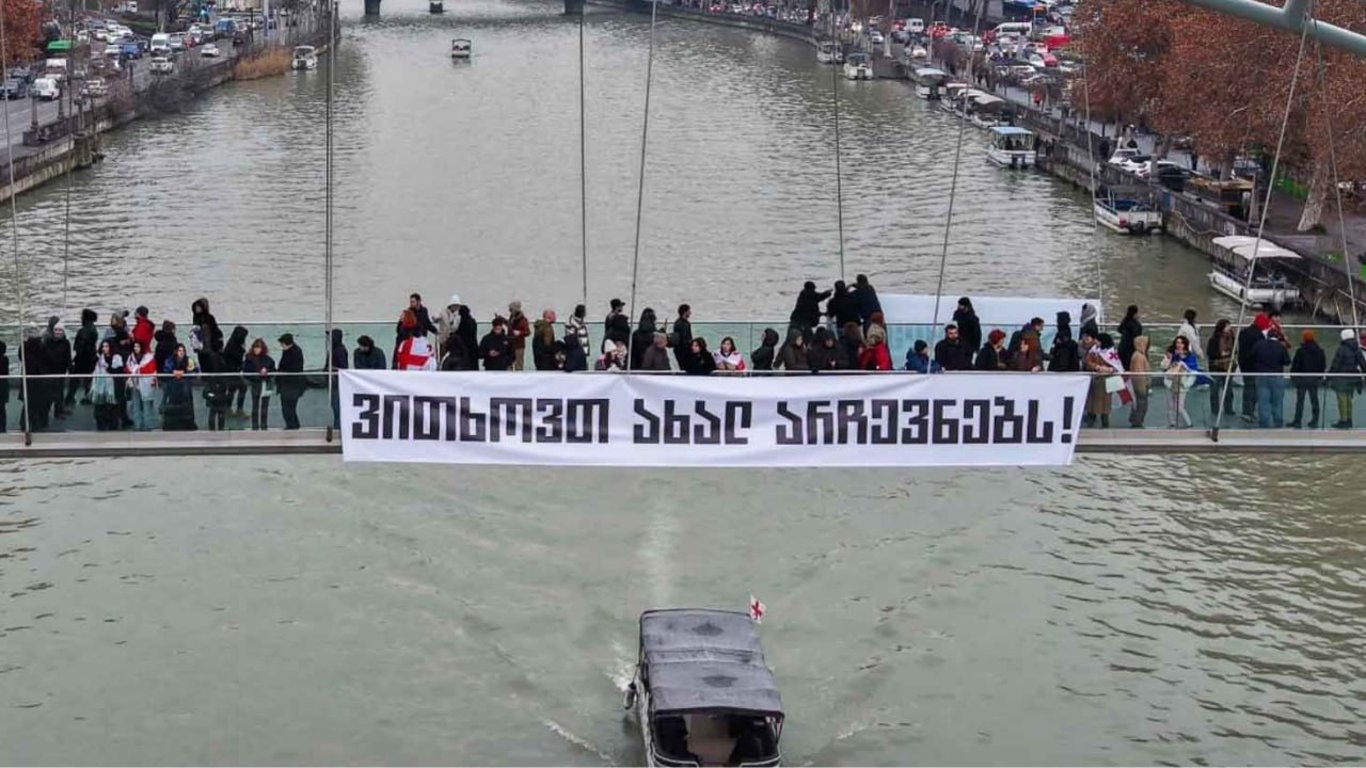 Протести  в Грузії — акція “Ланцюг Єдності” — відео