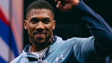 Джошуа сделал фото с флагом одного из подразделений ГУР - 285x160