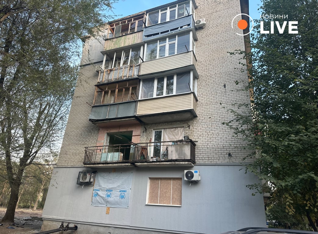 Будинок після удару по Павлограду